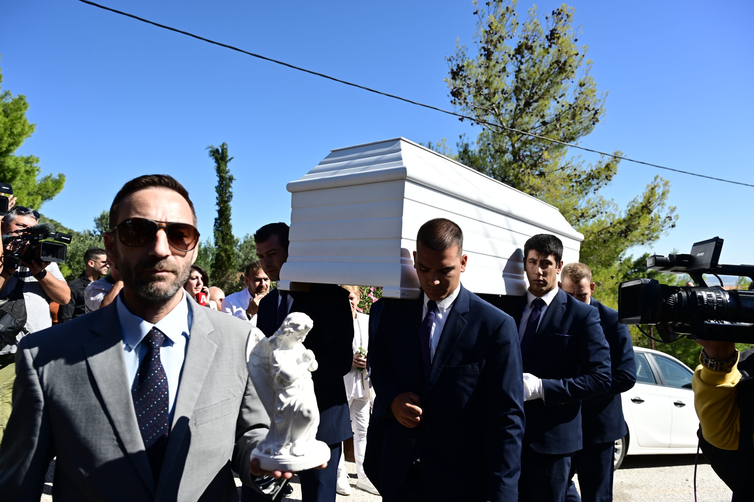 Στα λευκά το τελευταίο «αντίο» στη Μαίρη Χρονοπούλου, στον κήπο του σπιτιού της στην Παιανία (ΦΩΤΟ+Video)