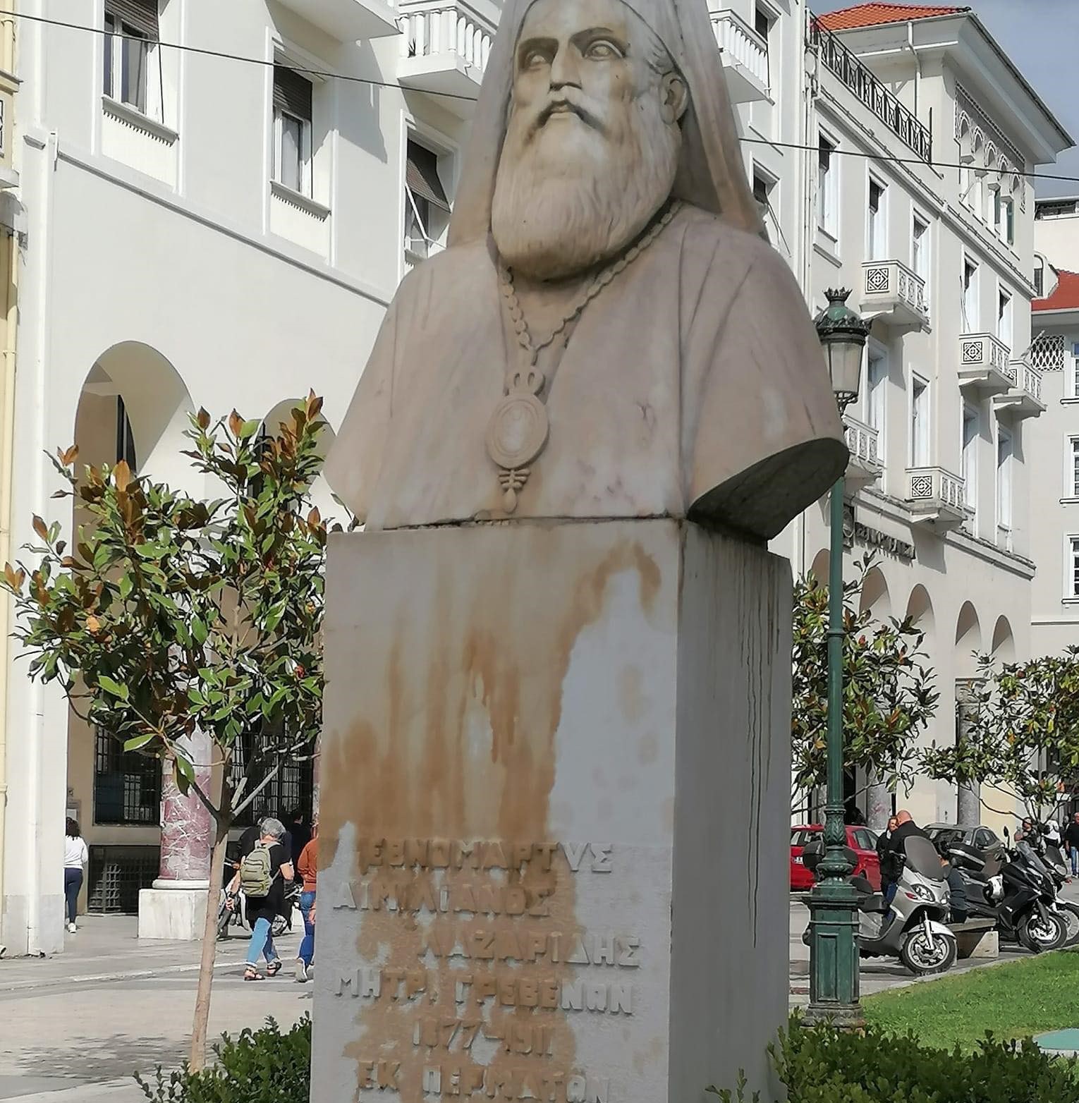 Θεσσαλονίκη: Προτομή εθνομάρτυρα μέσα στη βρωμιά