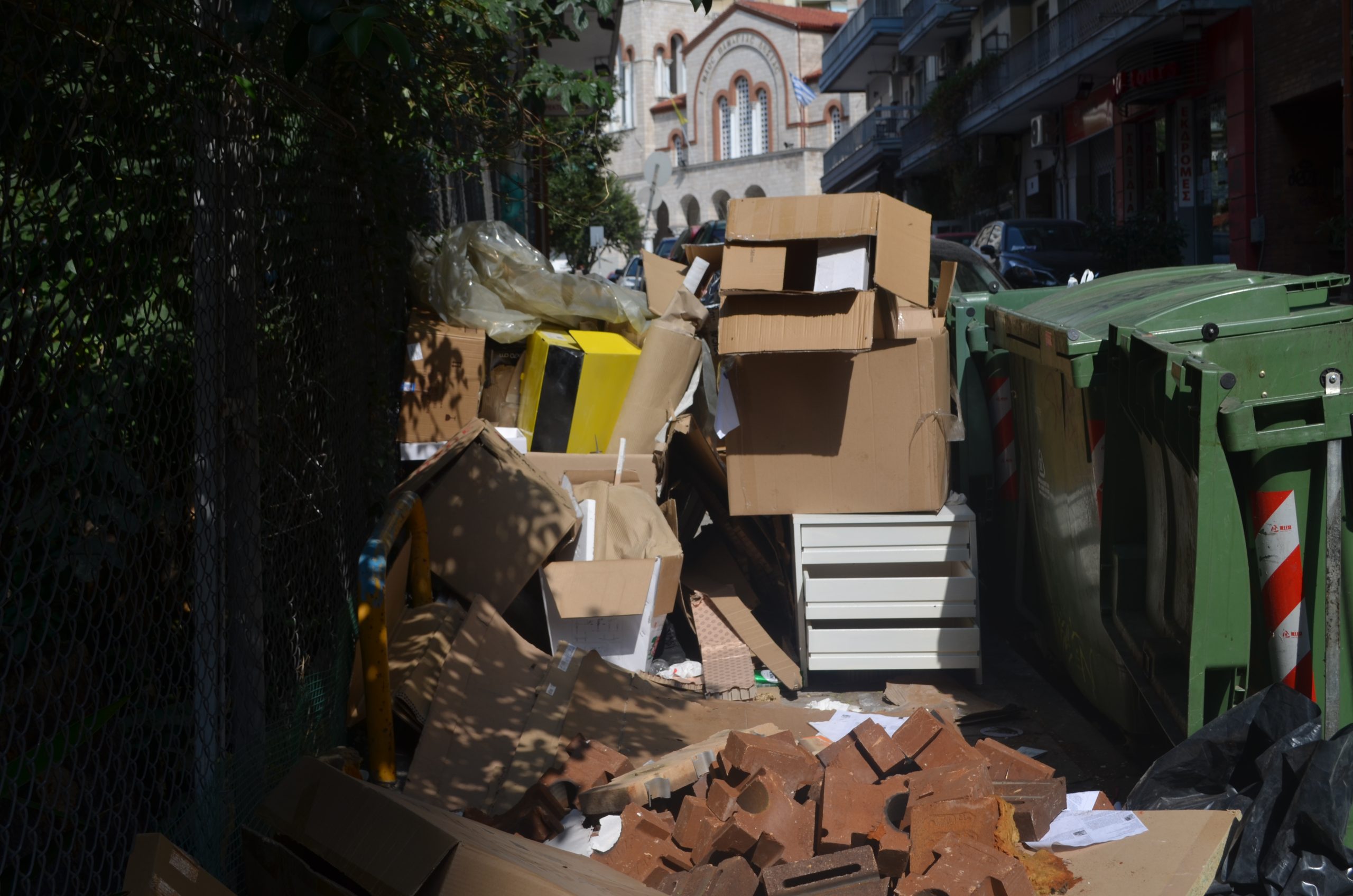 Εικόνες παρακμής και εγκατάλειψης στην καρδιά της Θεσσαλονίκης (ΦΩΤΟ)