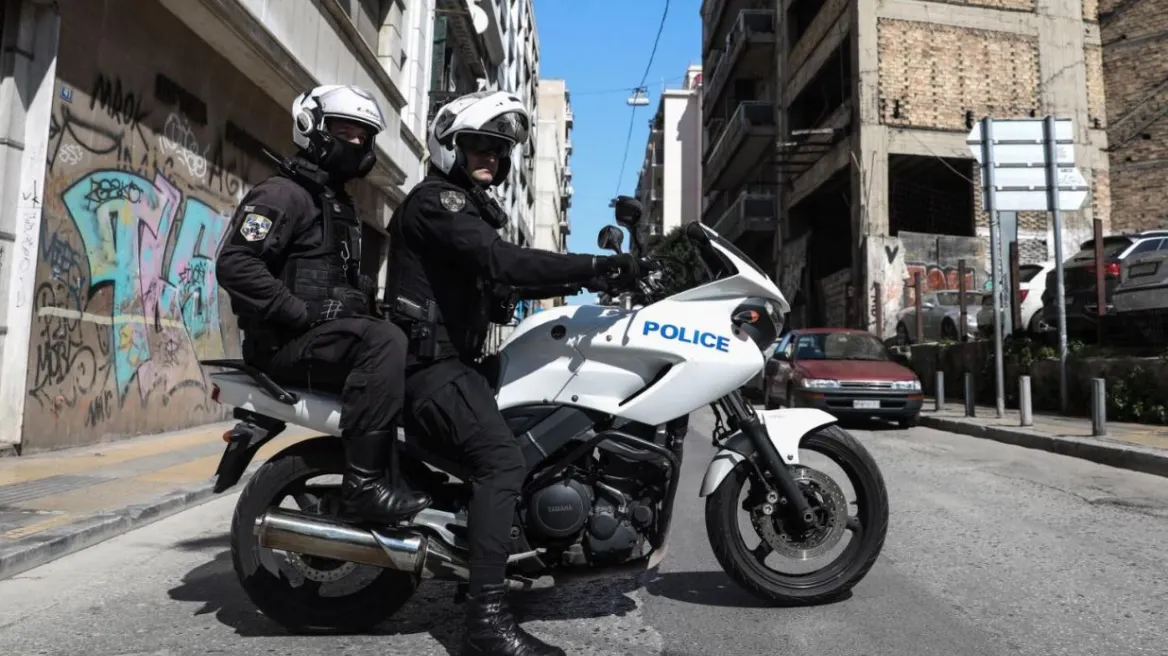 Προσήχθη αστυνομικός που κυκλοφορούσε με μαχαίρι και διαρρηκτικά εργαλεία