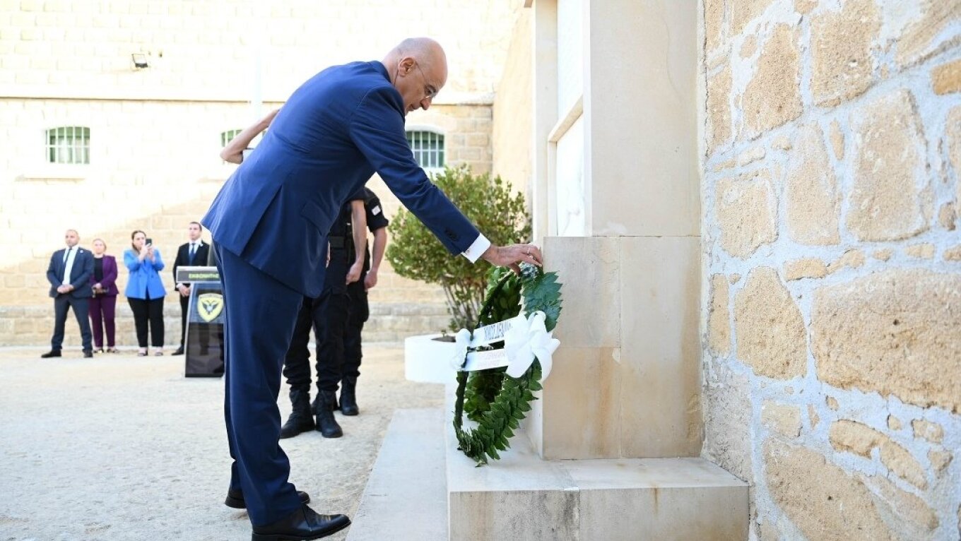 Νίκος Δένδιας: Στην Κύπρο ο ΥΕΘΑ – Κατέθεσε στεφάνι στον ανδριάντα του Αρχιεπισκόπου Μακαρίου Γ’ (ΦΩΤΟ)