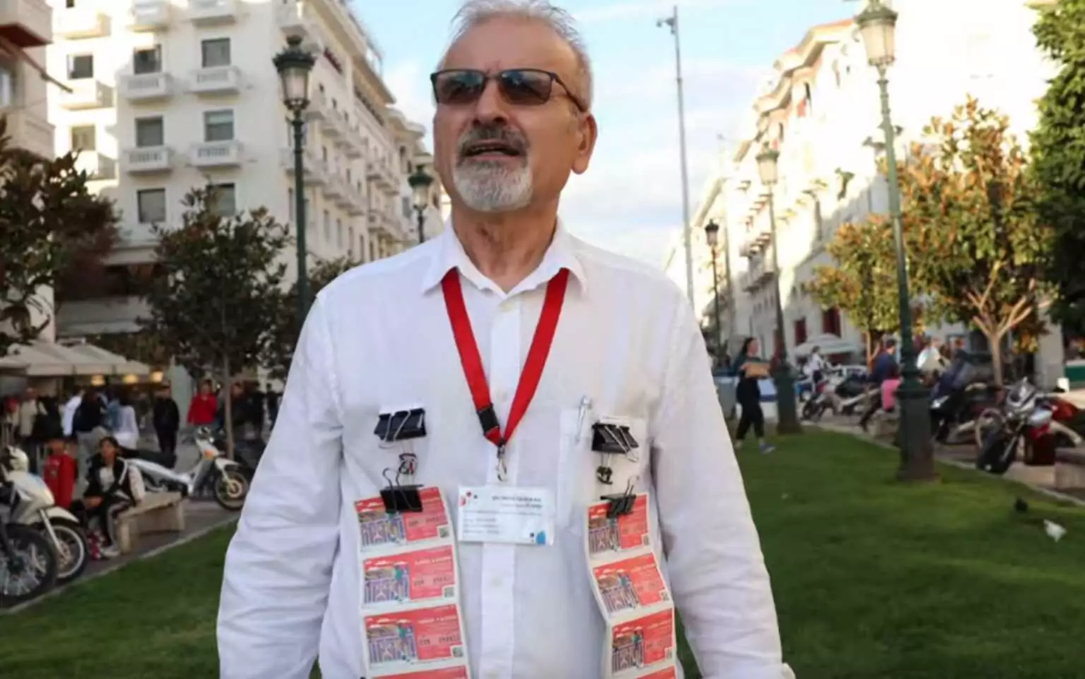 Θεσσαλονίκη: Viral ο λαχειοπώλης που τραγουδάει και πουλάει λαχεία (Video)