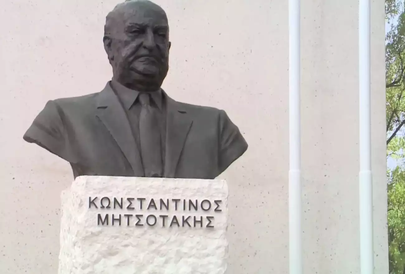 Δημήτρης Αβραμόπουλος και Έντι Ράμα στα εγκαίνια της προτομής του Κωνσταντίνου Μητσοτάκη στη Δεβιτσάνη (ΦΩΤΟ+Video)