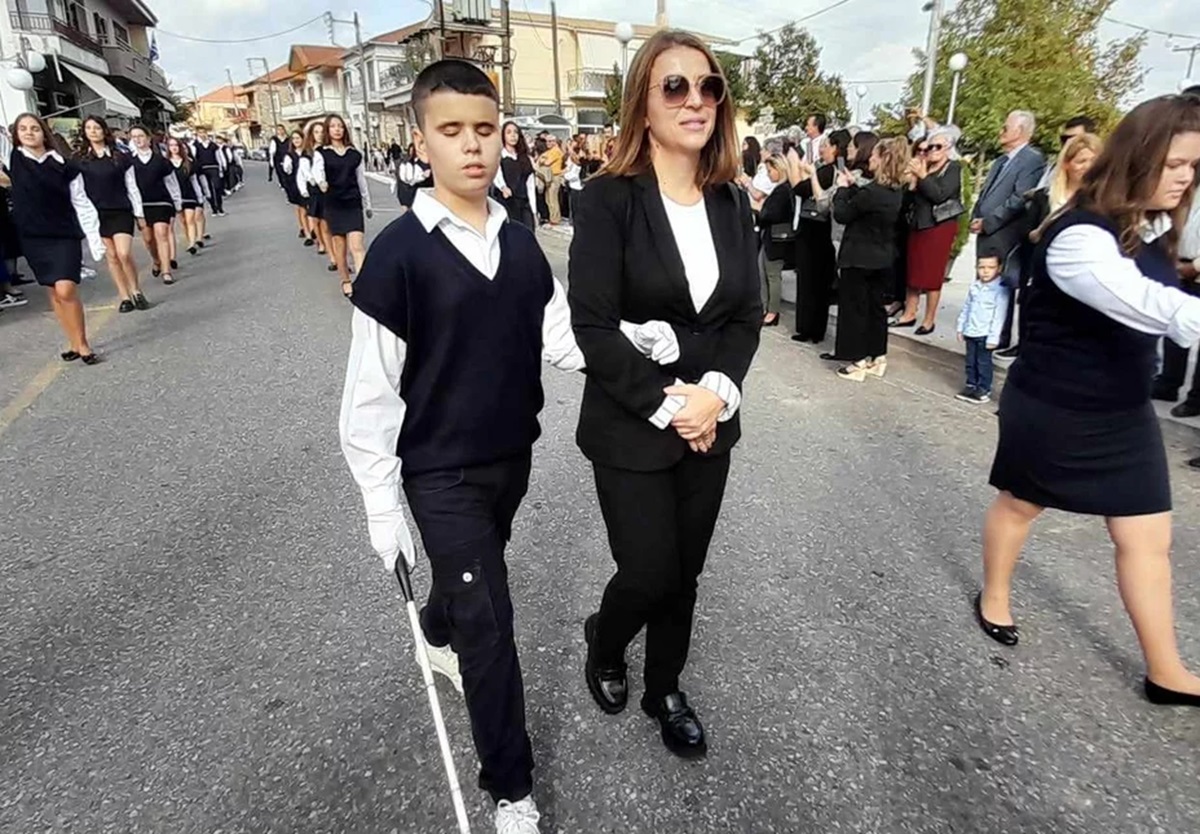 Μαθητής με ολική απώλεια όρασης παρέλασε για την 28η Οκτωβρίου (ΦΩΤΟ)
