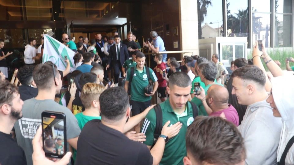 Παναθηναϊκός: Αποθέωση παιχτών στο ξενοδοχείο από τους φίλους της ομάδας (Video)