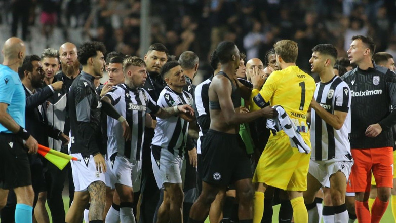 ΠΑΟΚ – Άιντραχτ: Η γενικευμένη ένταση στο φινάλε και οι αποβολές (Video)