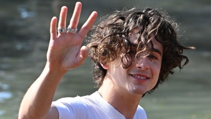 «Wonka»: Δείτε το νέο τρέιλερ με τους Τίμοθι Σαλαμέ και Χιου Γκραντ