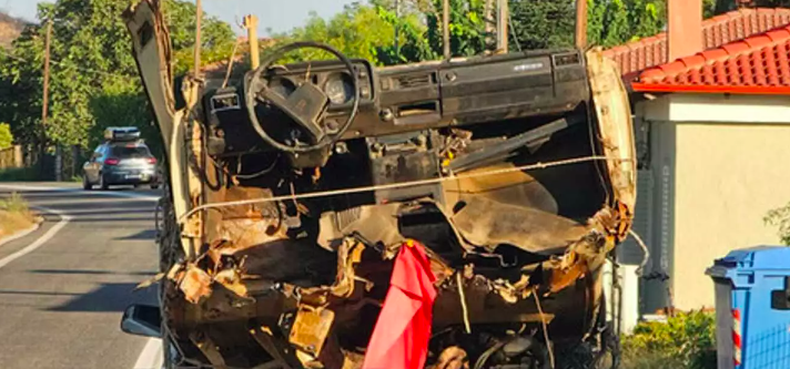 Φόρτωσε ένα ολόκληρο διαλυμένο αυτοκίνητο στην καρότσα αγροτικού και ξεκίνησε (ΦΩΤΟ)