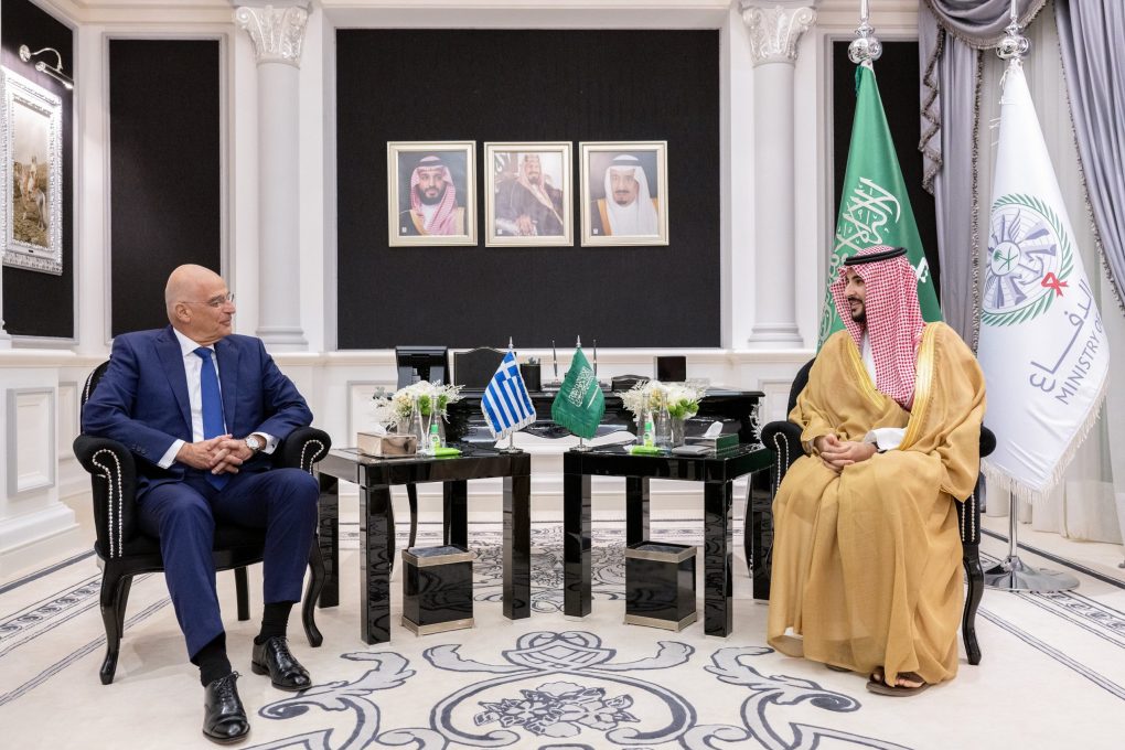 Συνάντηση του Νίκου Δένδια με τον Σαουδάραβα ομόλογό του στο Ριάντ