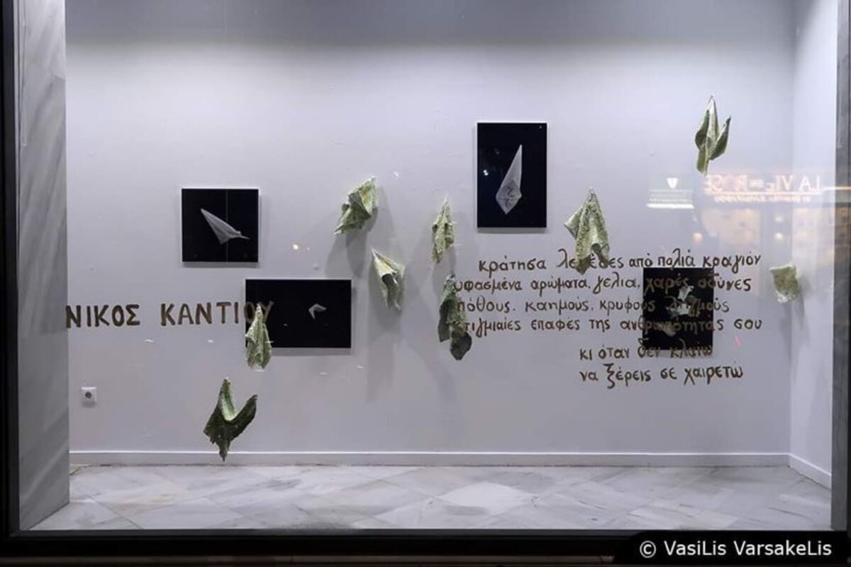Θεσσαλονίκη: Με μαντήλια γέμισαν δύο καλλιτέχνες τις Βιτρίνες Τέχνης του ΟΤΕ
