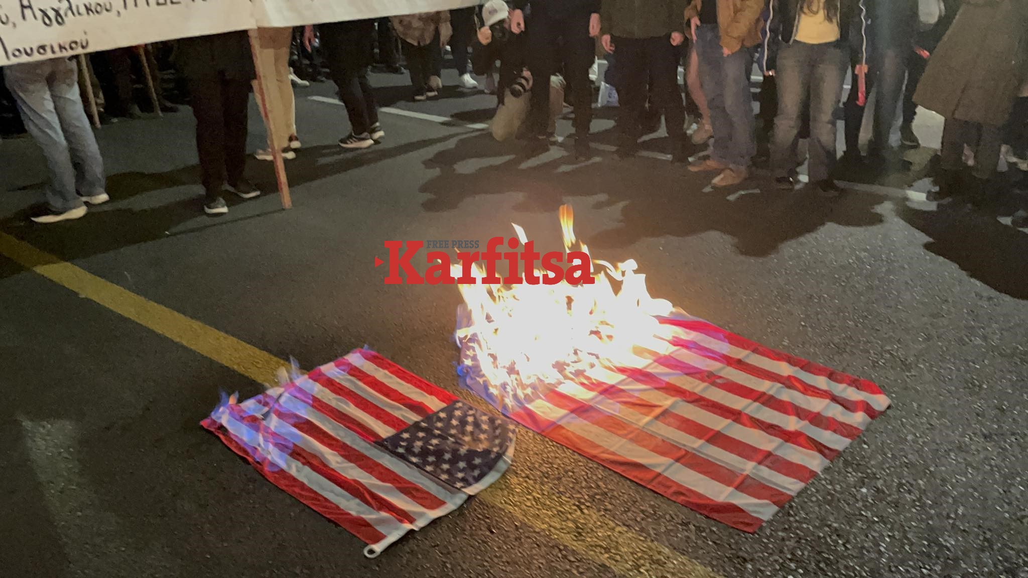 Θεσσαλονίκη: Έκαψαν σημαίες των ΗΠΑ στη μεγάλη πορεία για το Πολυτεχνείο (ΦΩΤΟ+Video)