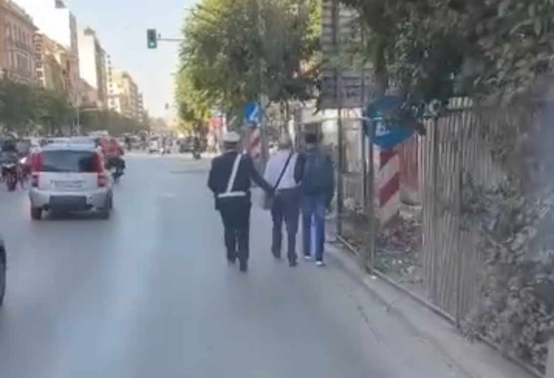 «Οδύσσεια» η προσβασιμότητα στο κέντρο της Θεσσαλονίκης – Αστυνομικός βοηθάει άτομα με οπτική αναπηρία να διασχίσουν δρόμο (Video)