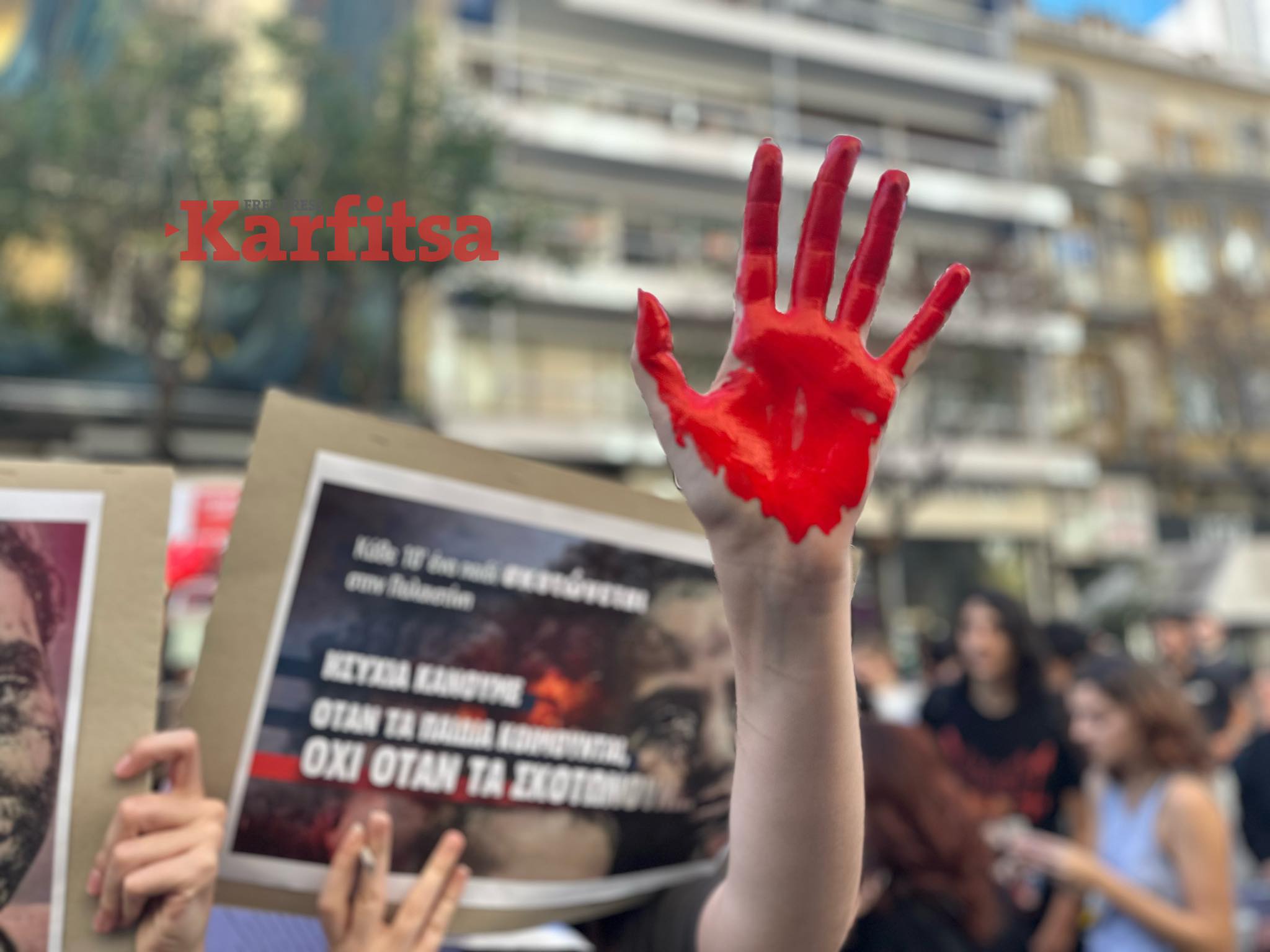 Θεσσαλονίκη: Με κόκκινα χέρια διαμαρτυρήθηκαν για τους άμαχους της Παλαιστίνης (ΦΩΤΟ)