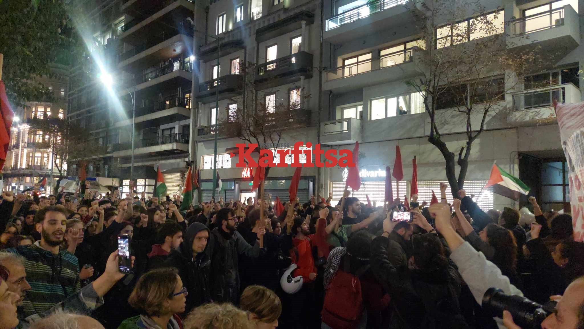 Θεσσαλονίκη: Πλήθος κόσμου τραγούδησε το «Πότε θα κάνει ξαστεριά» έξω από την Πρεσβεία των ΗΠΑ (ΦΩΤΟ +Video)