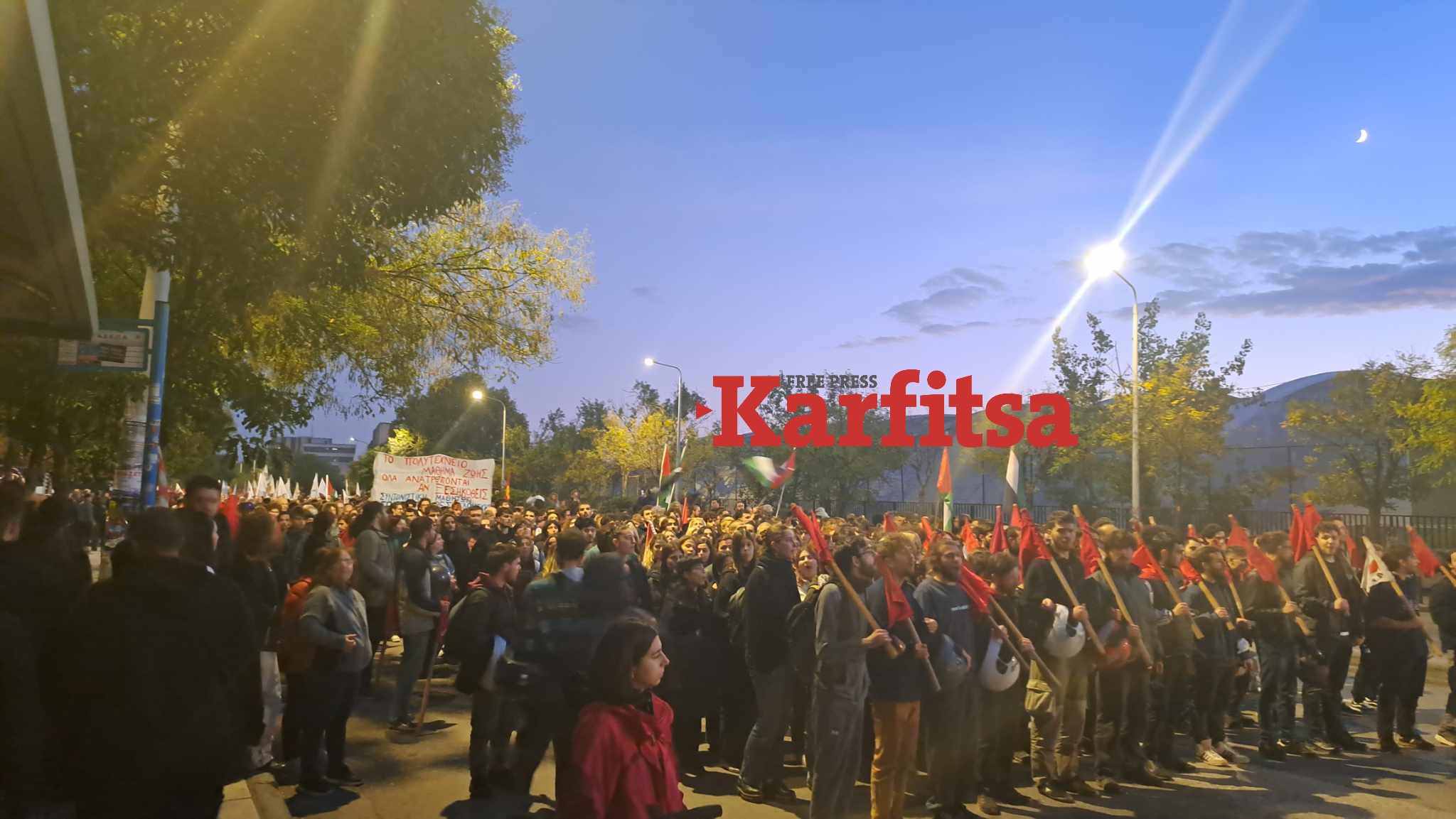 Θεσσαλονίκη: Χιλιάδες κόσμου στη μεγάλη πορεία για την 50η επέτειο του Πολυτεχνείου (ΦΩΤΟ+Video)