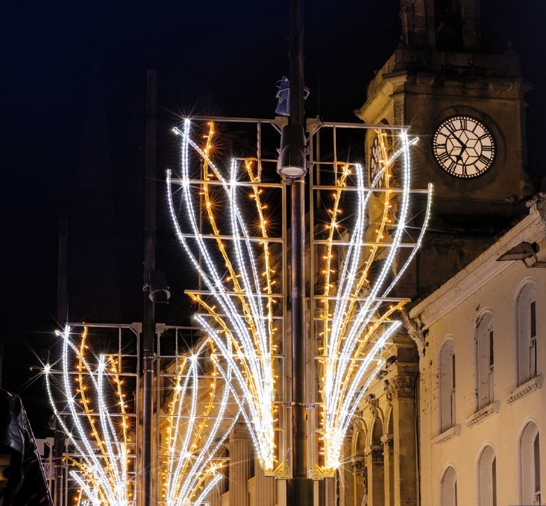 Ο Θεσσαλονικιός που φτιάχνει υπέροχα χριστουγεννιάτικα στολίδια και φωτίζει πάνω από 80 χώρες