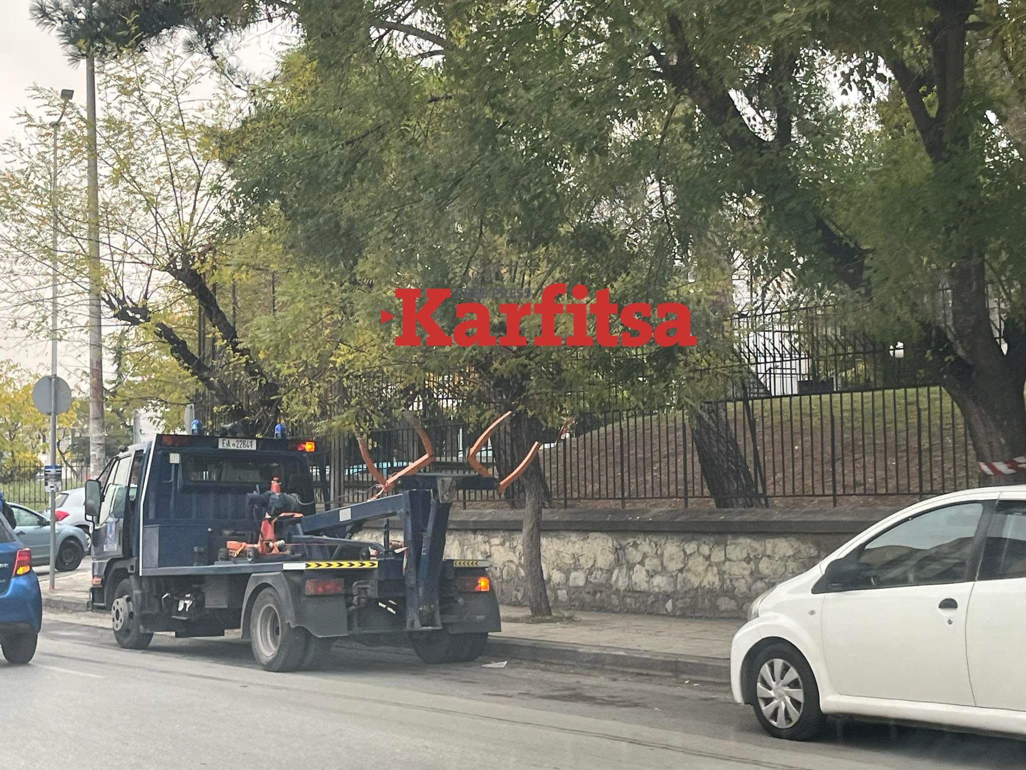 Θεσσαλονίκη: Γερανός «σηκώνει» σταθμευμένα ΙΧ από κεντρικό δρόμο (ΦΩΤΟ) 