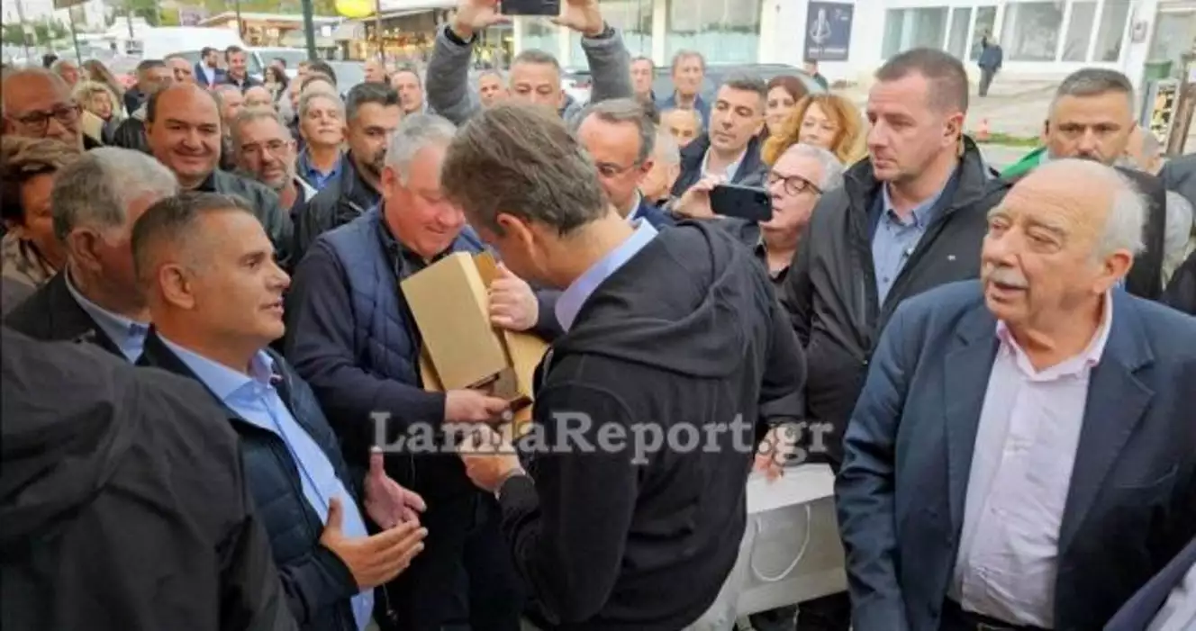 Έκαναν δώρο στον Κ. Μητσοτάκη ένα κασελάκι – Η χιουμοριστική απάντηση του πρωθυπουργού (Video)