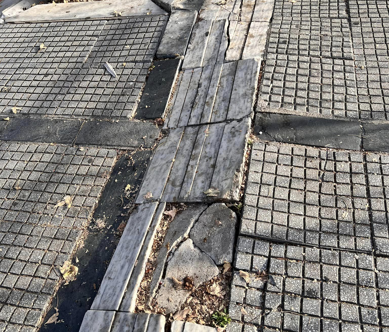 Ο «γολγοθάς» των πεζών με προβλήματα όρασης δίπλα από το Δημαρχείο της Θεσσαλονίκης (ΦΩΤΟ)