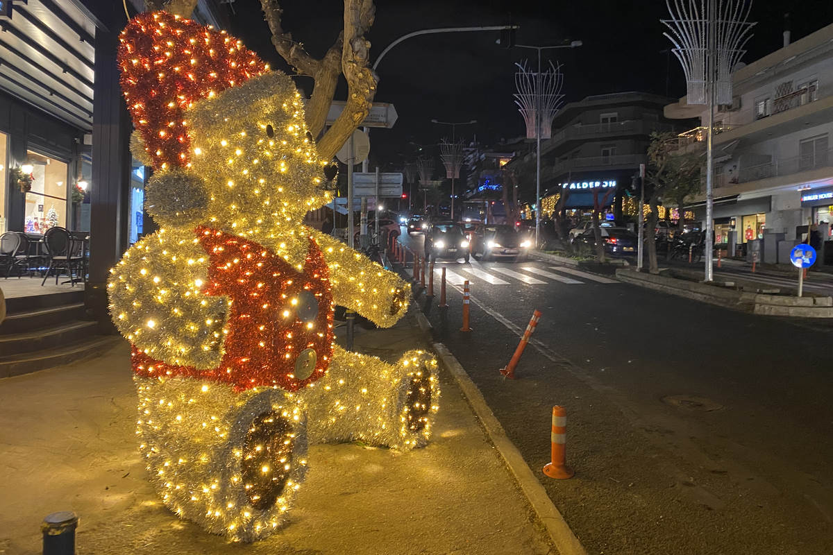 Θεσσαλονίκη: Δήμος στόλισε τεράστιο Άη Βασίλη και φωτεινό αρκούδο για τα Χριστούγεννα