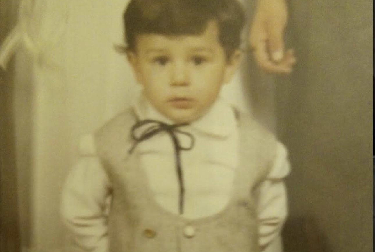 Ποιο είναι το αγόρι της φωτογραφίας που κλείνει τα 44;