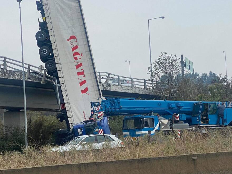 Θεσσαλονίκη: Συνεχίζονται ακόμα οι προσπάθειες απομάκρυνσης του φορτηγού που έκανε «βουτιά» από τη γέφυρα (ΦΩΤΟ+Video)