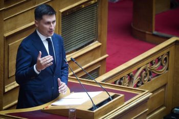 Ο Π. Χρηστίδης τονίζει από το βήμα της βουλής το πρόβλημα των καθυστερήσεων στην αδειοδότηση πολιτών τρίτων χωρών 