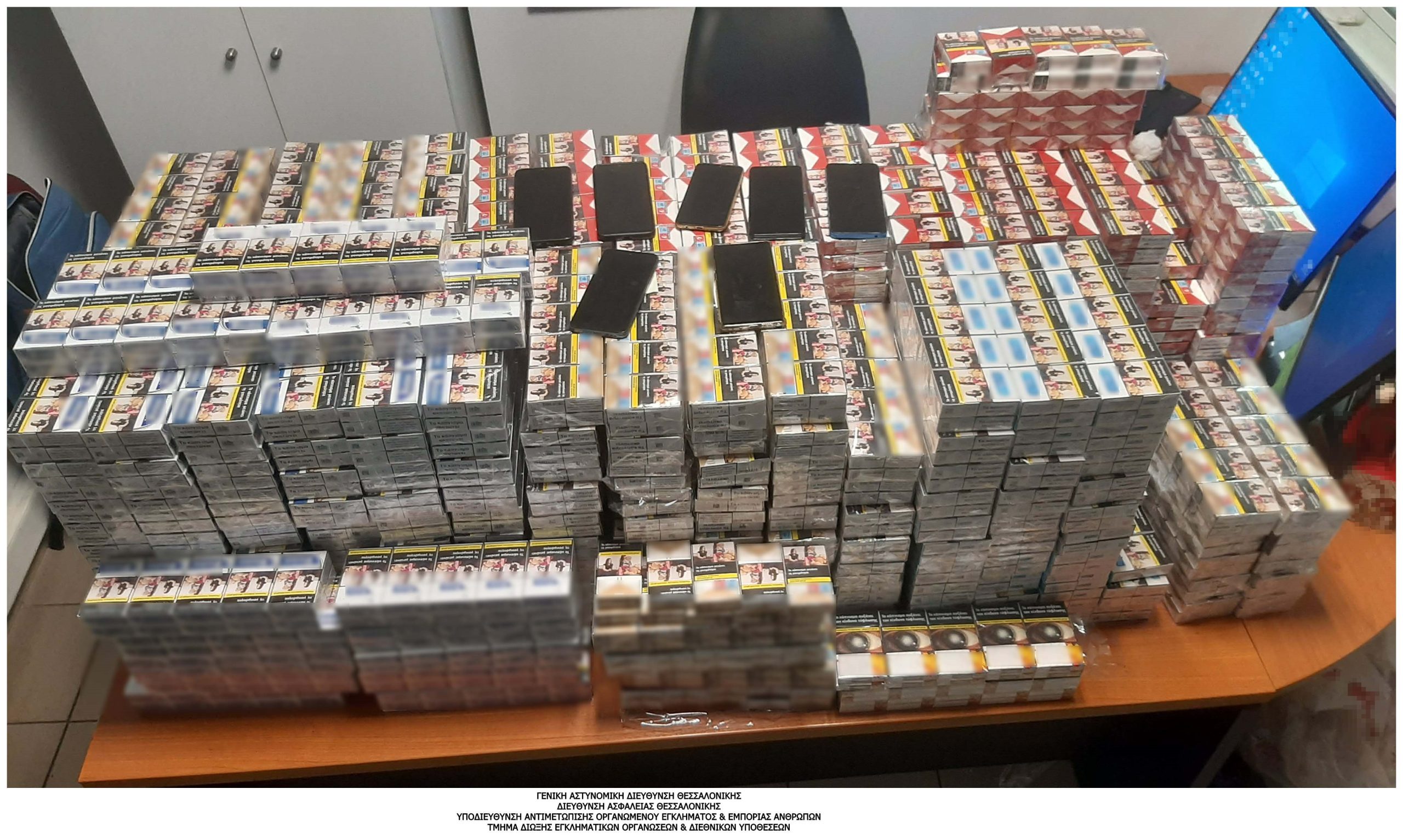 Θεσσαλονίκη: Συλλήψεις σε γιάφκα με χιλιάδες λαθραία τσιγάρα στη Σταυρούπολη