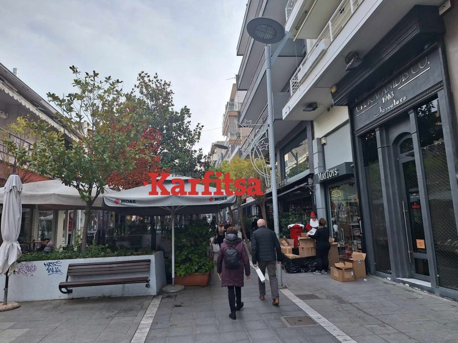 Θεσσαλονίκη: «Ξηλώνουν παγκάκια για να βάλουν παράνομα τραπεζοκαθίσματα» - Οργή καταστηματαρχών για την εικόνα του Πεζόδρομου Καλαμαριάς (ΦΩΤΟ)
