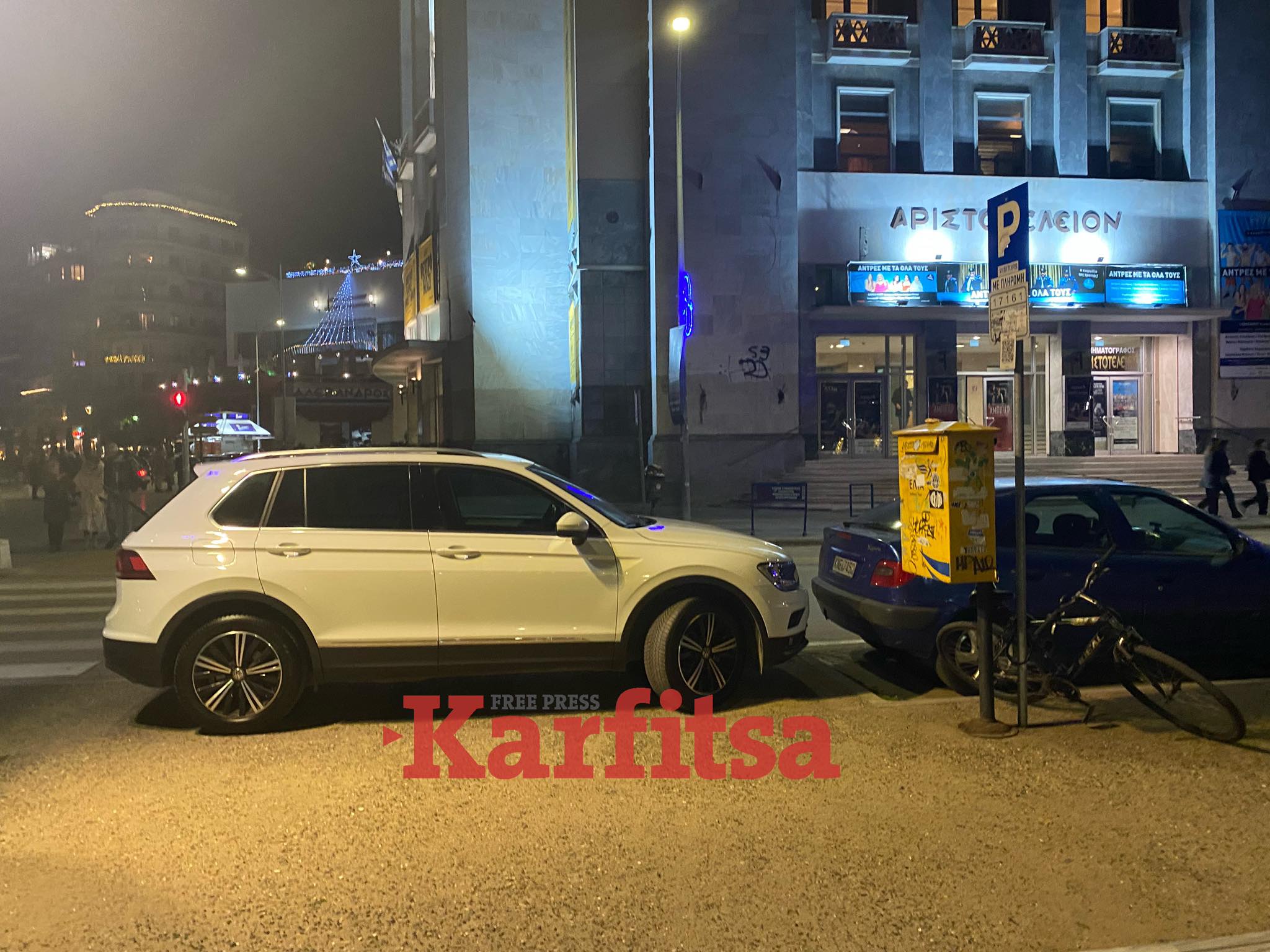 Χαλλλλαρός οδηγός στη Θεσσαλονίκη: Πάρκαρε σε πεζοδρόμιο απέναντι από τον Λευκό Πύργο (ΦΩΤΟ)