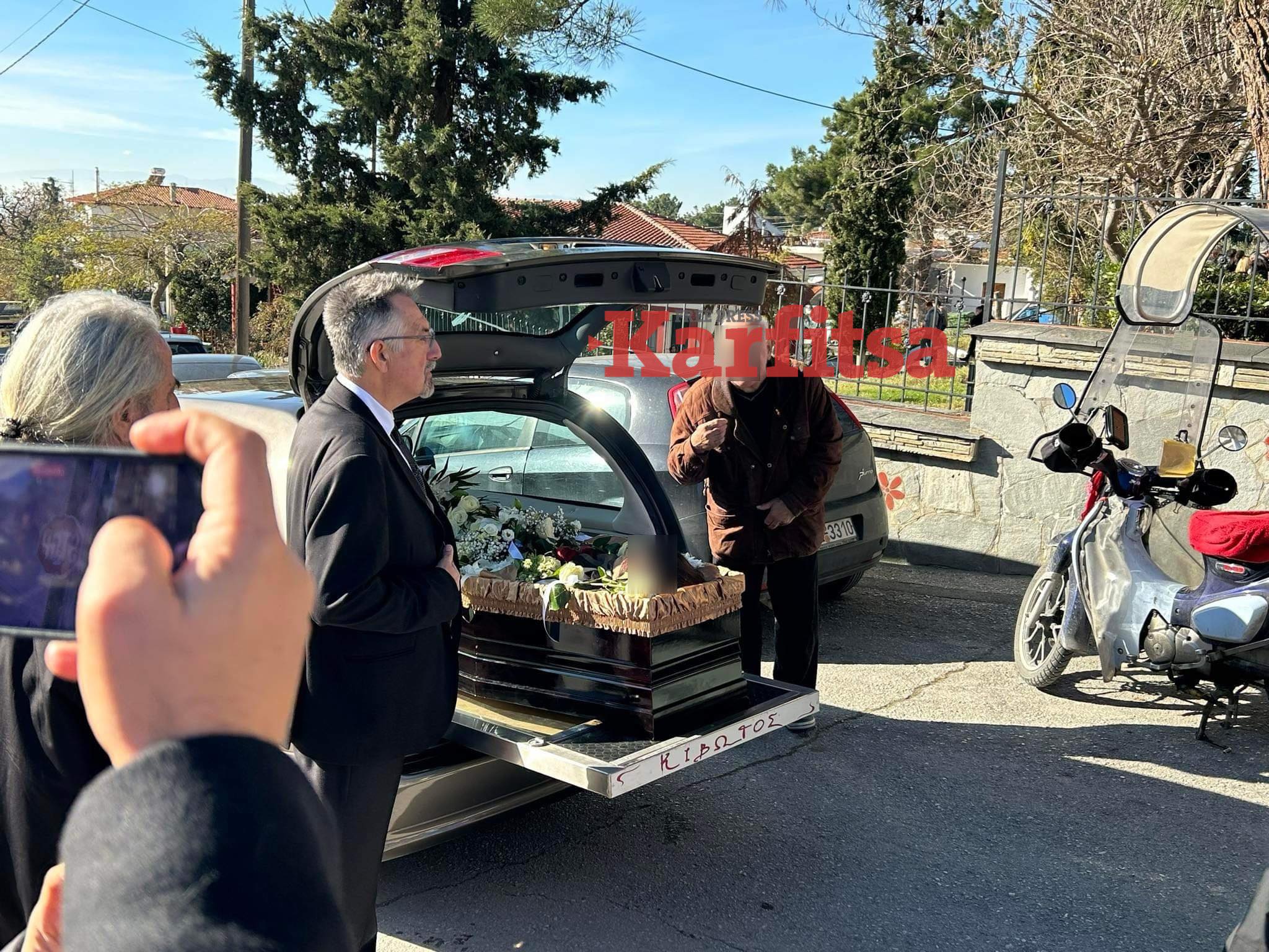 Θεσσαλονίκη: Ράγισαν «καρδιές» στο τελευταίο «αντίο» της 50χρονης που την κατασπάραξαν σκυλιά (ΦΩΤΟ+Video)