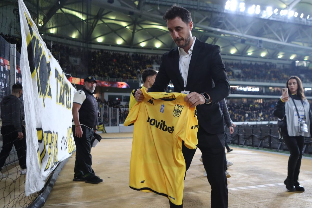 Συγκινητική στιγμή: Η δομή «Εις το όνομα του Άλκη» άφησε στεφάνι στη μνήμη του Μιχάλη Κατσούρη και του Άλκη Καμπανού (Video)