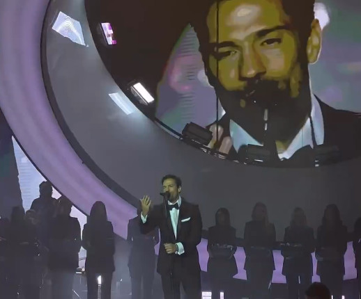 «Μια Θεσσαλονίκη ξημερώματα…» – Εντυπωσιακή πρεμιέρα για τον Κωνσταντίνο Αργυρό στην Πύλη Αξιού (Video)