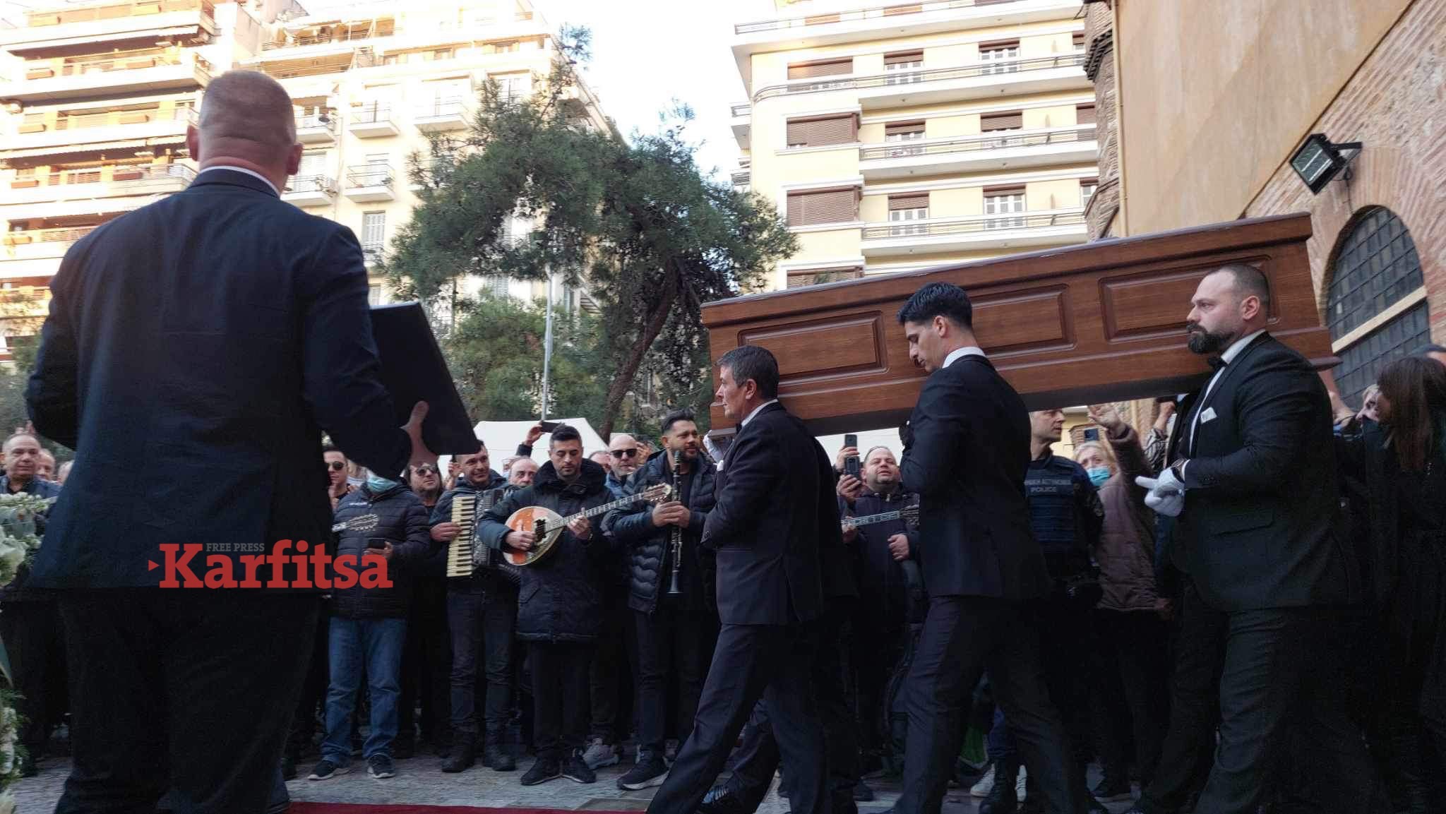 Θεσσαλονίκη: Τραγουδούσαν «Δεν πάω πουθενά, εδώ θα μείνω» ενώ αποχωρούσε η σορός του Βασίλη Καρρά