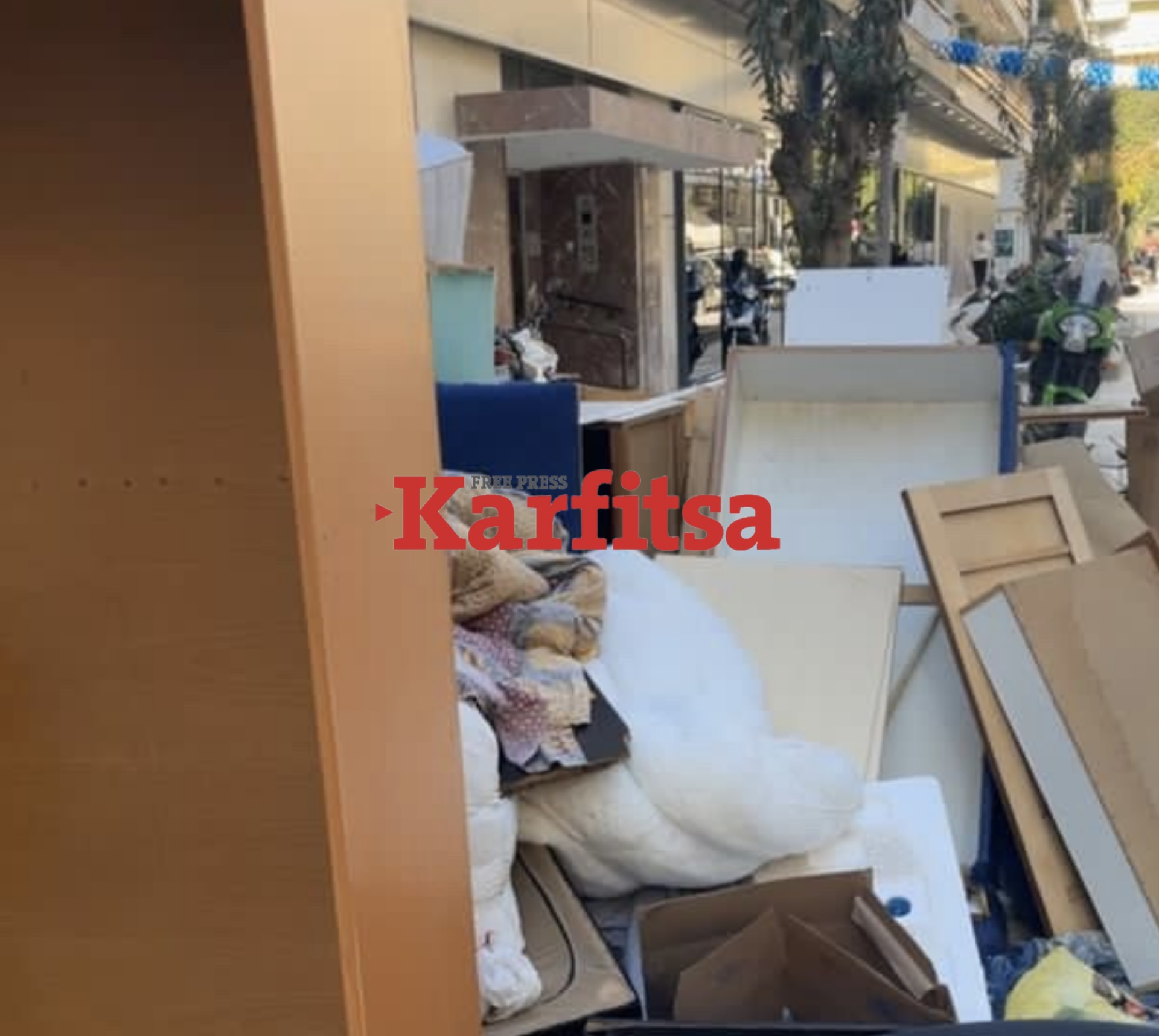 Θεσσαλονίκη: Ογκώδη αντικείμενα «πνίγουν» ένα ακόμη πεζοδρόμιο (ΦΩΤΟ+Video)