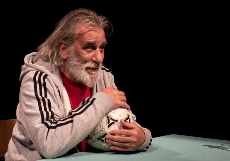 Θεσσαλονίκη: «Τσιτάχ. Η ερημιά του τερματοφύλακα», με τον Γιώργο Νινιό, για περιορισμένο αριθμό παραστάσεων στο θέατρο Αμαλία