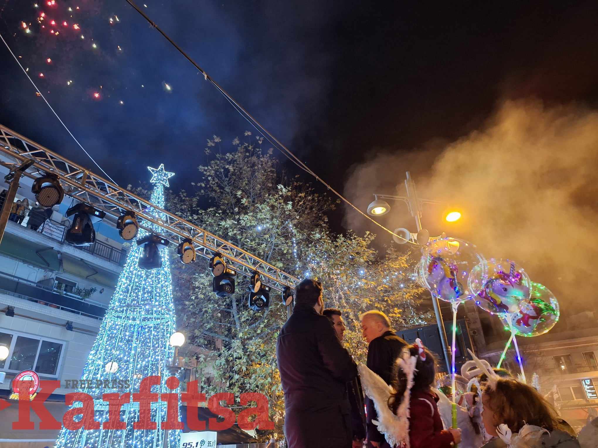 Θεσσαλονίκη: Φαντασμαγορική τελετή ανάμματος δέντρου στους Αμπελόκηπους – Πλήθος κόσμου για τη Josephine (ΦΩΤΟ+Video)