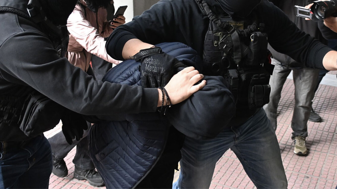 Ρέντη: Προθεσμία για να απολογηθεί πήρε ο 18χρονος που έριξε τη ναυτική φωτοβολίδα στον αστυνομικό (ΦΩΤΟ)