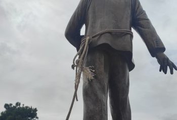 Θεσσαλονίκη: Έδεσαν με σκοινί για να ρίξουν το άγαλμα του Νίκου Καπετανίδη στο πρώην στρατόπεδο Π. Μελά