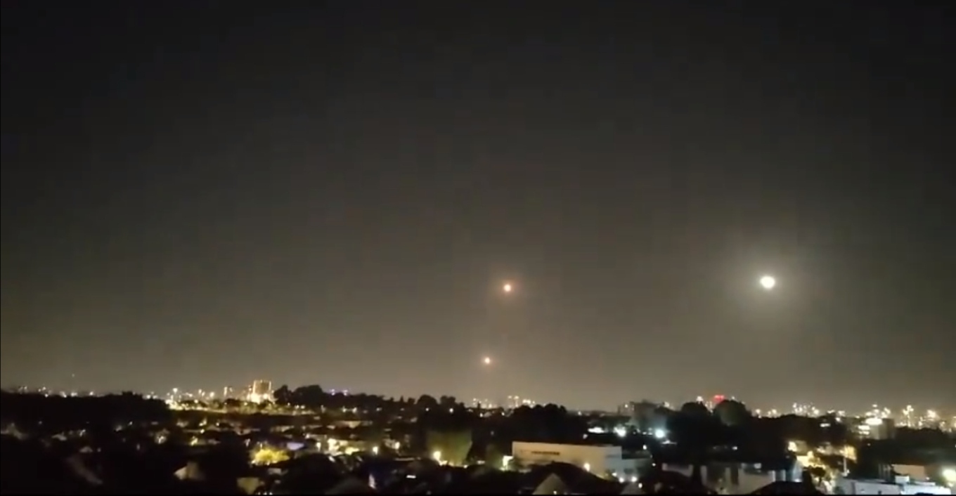 Πόλεμος στο Ισραήλ: Με μεγάλη επίθεση ρουκετών στο Τελ Αβίβ απαντά η Χαμάς στους βομβαρδισμούς 