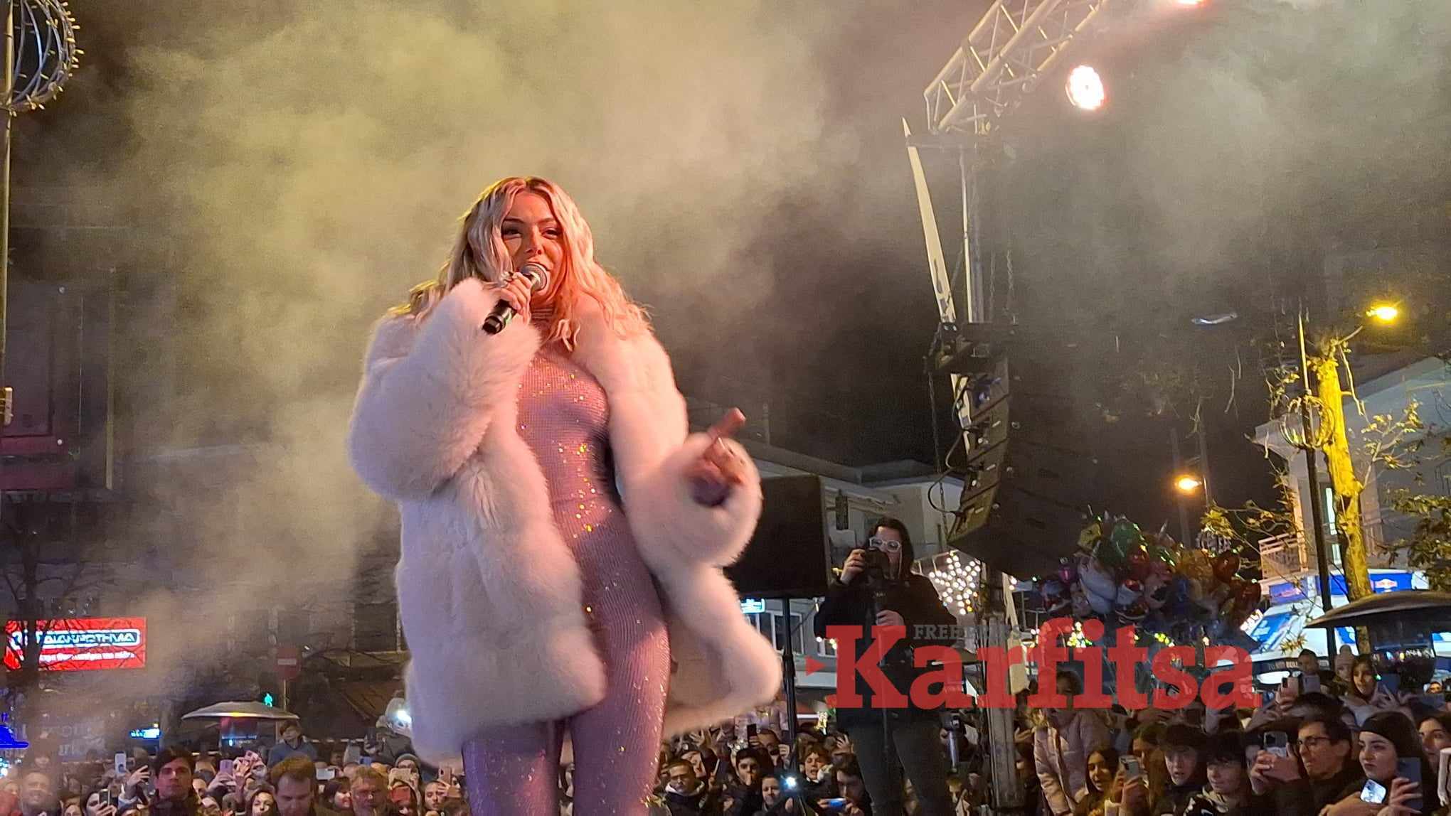 Θεσσαλονίκη: Έβαλε «φωτιά» στη σκηνή των Αμπελοκήπων η Josephine για τη φωταγώγηση του χριστουγεννιάτικου δέντρου (ΦΩΤΟ+Video)