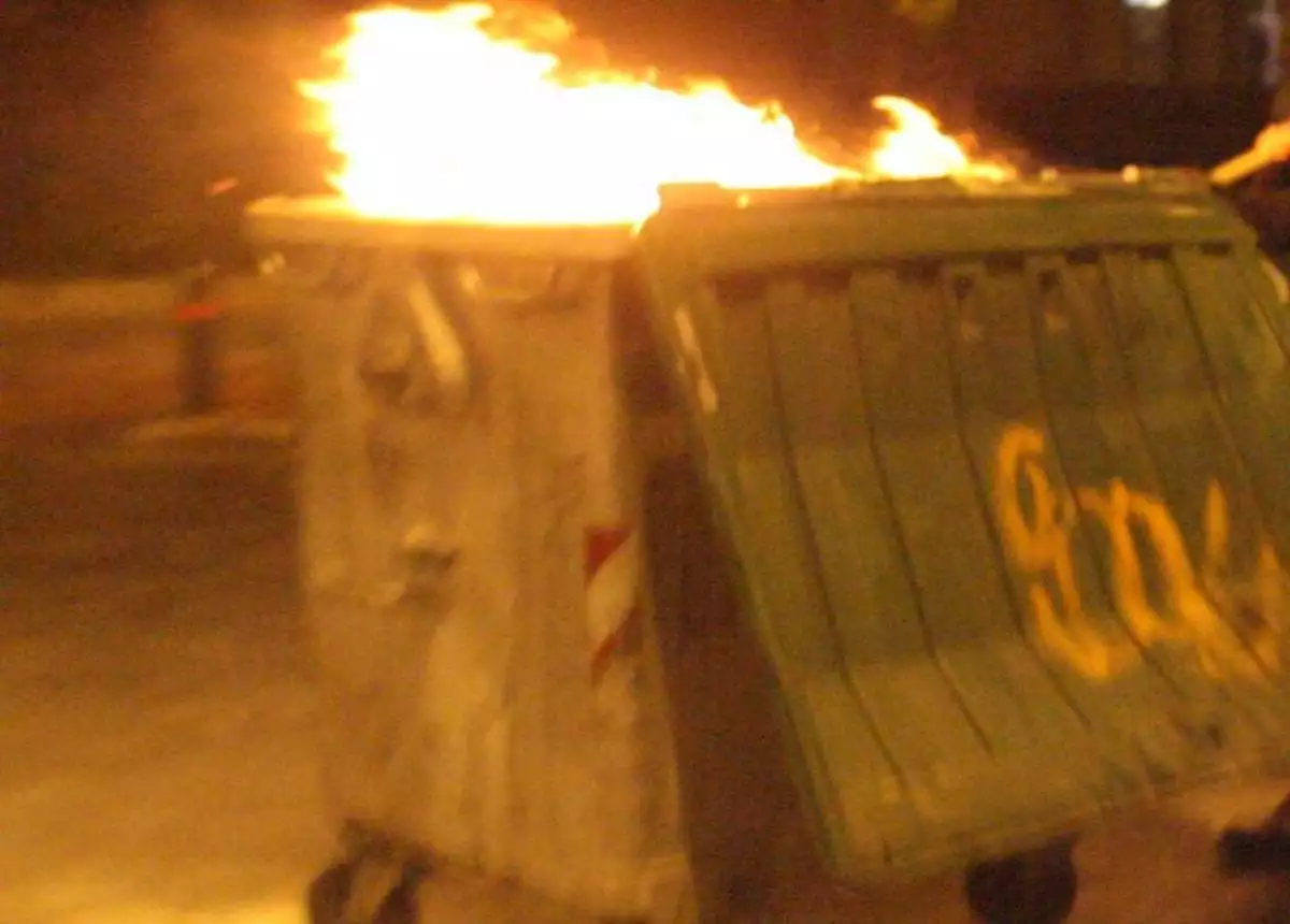 Αναστάτωση στο κέντρο της Θεσσαλονίκης – Πυρπόλησαν κάδους