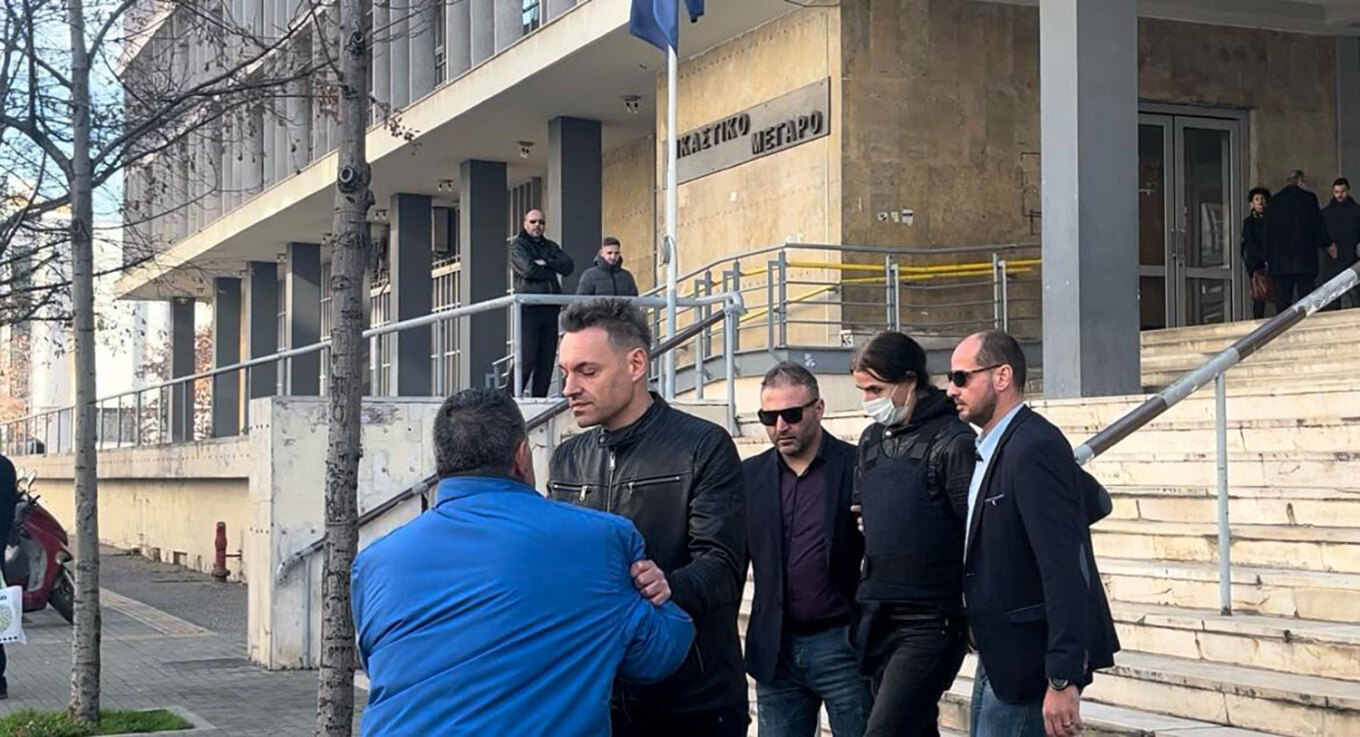 Θεσσαλονίκη: Πολίτης όρμησε στον Νορβηγό που σκότωσε τον αστυνομικό έξω από τα δικαστήρια (Video)