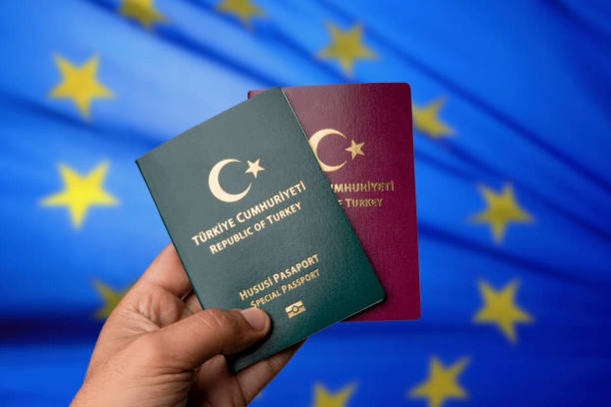 Bloomberg: Κοντά η συμφωνία Αθήνας – Άγκυρας για προσωρινές βίζες σε Τούρκους