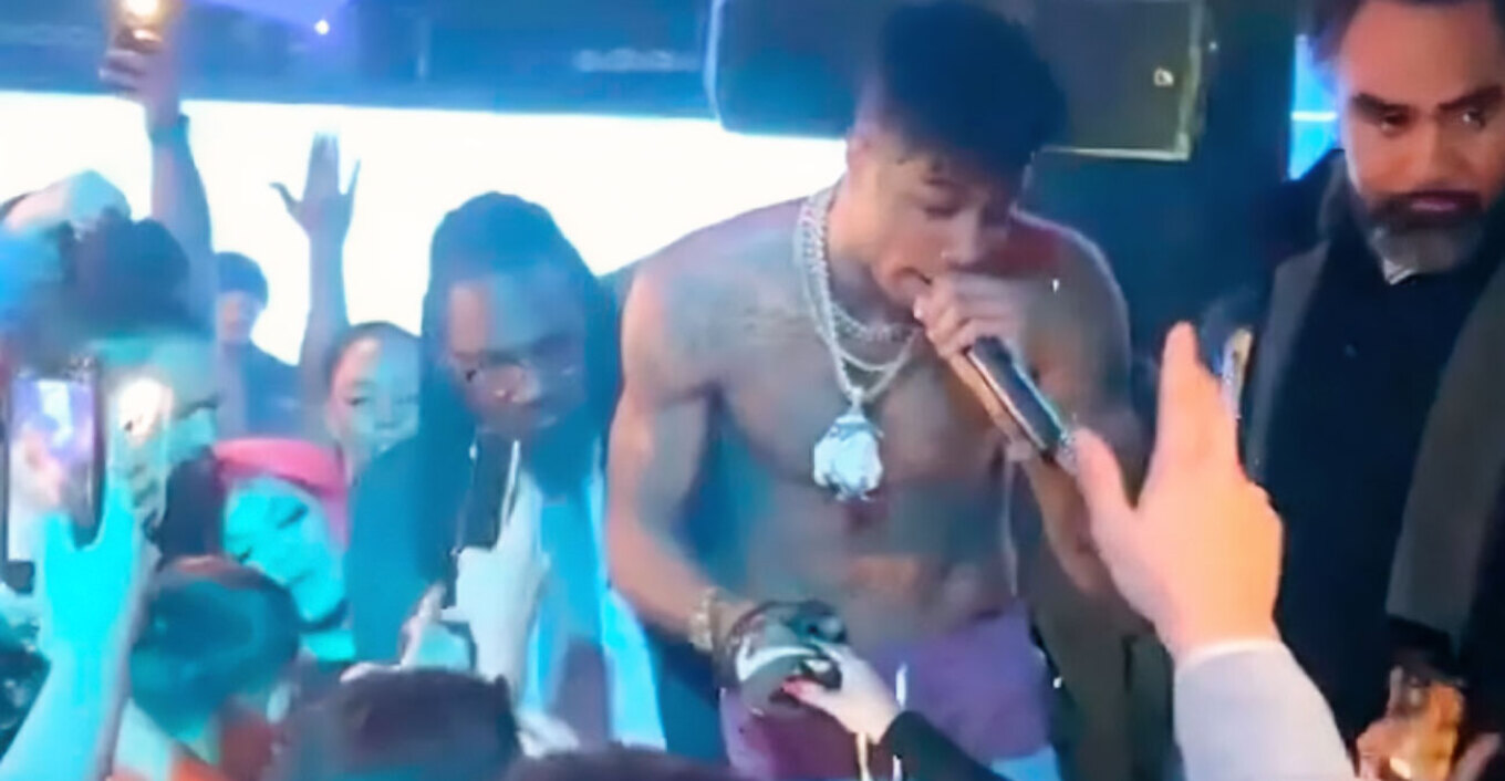 Ράπερ φώναξε στη σκηνή κοπέλα που του πέταξε παγάκια και διέταξε τον ξυλοδαρμό της – «Ορμήξτε της» (Video)