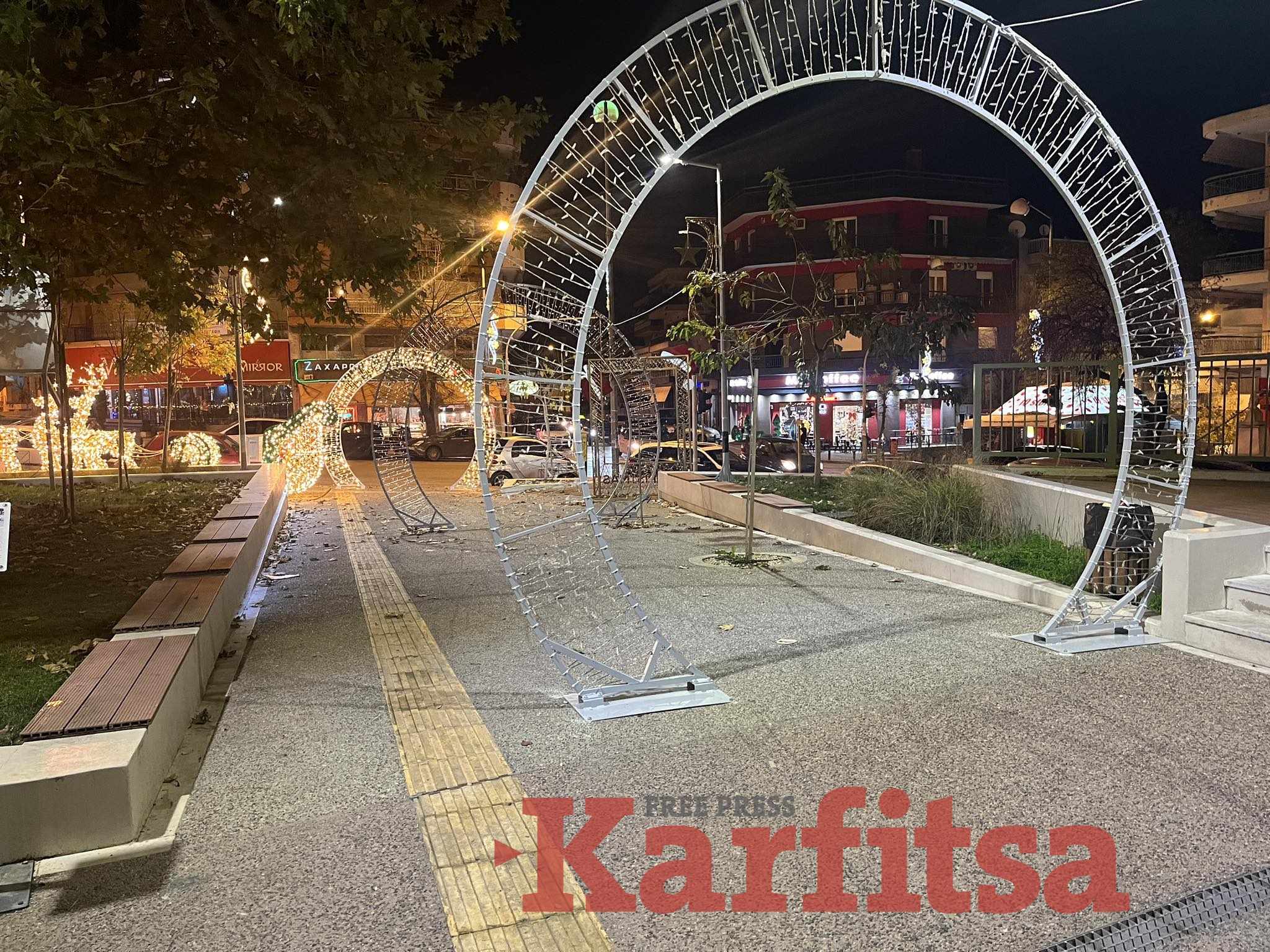 Θεσσαλονίκη: «Μισός» ο χριστουγεννιάτικος στολισμός σε πάρκο του δήμου Νεάπολης -Συκεών (ΦΩΤΟ)