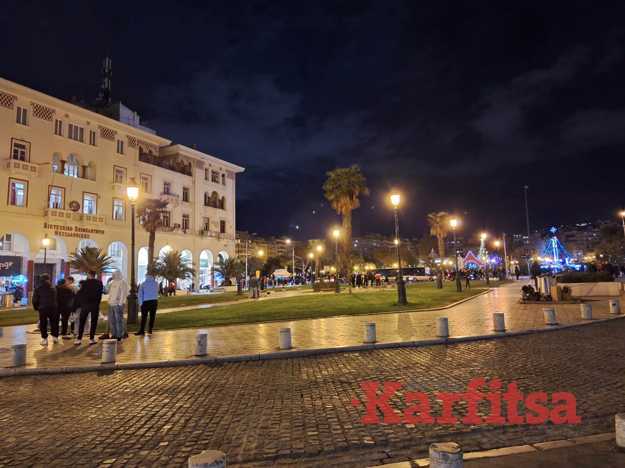 Θεσσαλονίκη: Στολισμός… των δύο άκρων στην πλατεία Αριστοτέλους (ΦΩΤΟ)