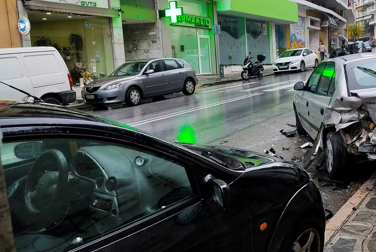 Καβάλα: «Τρελή» πορεία αυτοκινήτου – Εξετράπη της πορείας του και «εμβόλισε» τρία παρκαρισμένα οχήματα! (ΦΩΤΟ)