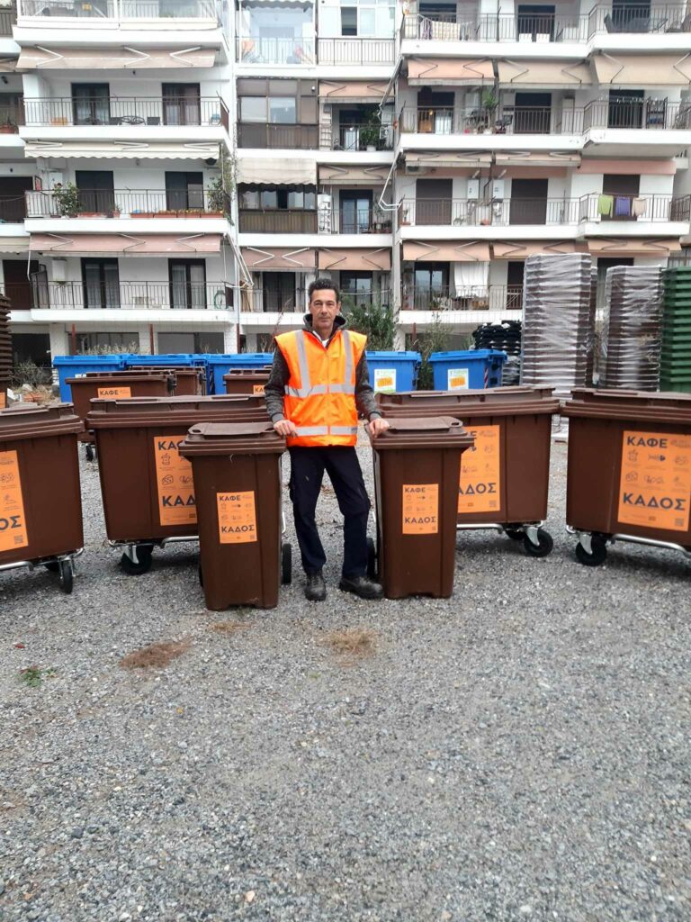 Θεσσαλονίκη: Νέα διανομή καφέ κάδων σε επιλεγμένες επιχειρήσεις από τον Δήμο Πυλαίας-Χορτιάτη