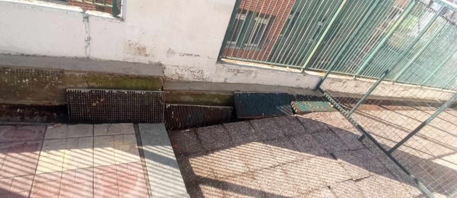 Θεσσαλονίκη: Υποχώρησε μέρος της αυλής δημοτικού σχολείου την ώρα του διαλείμματος - Παραλίγο να τραυματιστεί μαθητής (ΦΩΤΟ)